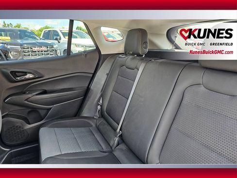 Used 2025 Chevrolet Trax LT w/ LT Convenience Package FWD image 14