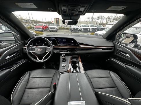Used 2023 Cadillac Escalade Premium Luxury image 3