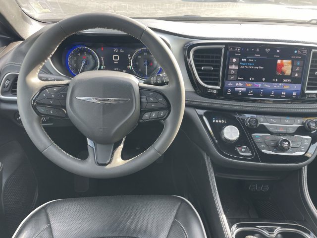 Used 2025 Chrysler Pacifica Limited FWD image 14