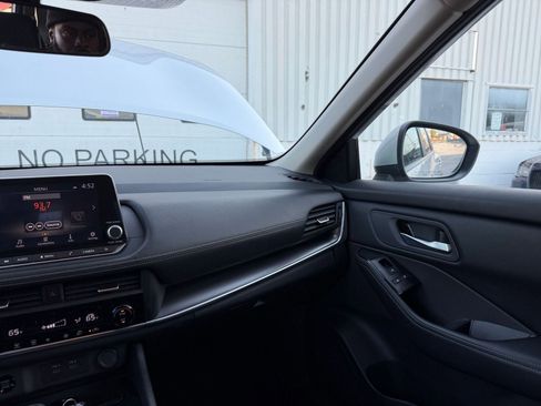 Used 2025 Nissan Rogue SV image 30