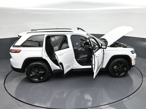 Used 2024 Jeep Grand Cherokee Limited w/ Black Appearance Package AWD/4WD image 41