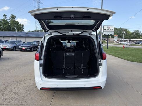 Used 2019 Chrysler Pacifica Touring-L w/ S Appearance Package FWD image 25