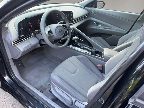 Used 2022 Hyundai Elantra SE FWD image 11