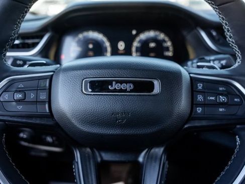 Used 2025 Jeep Grand Cherokee Altitude AWD/4WD image 15