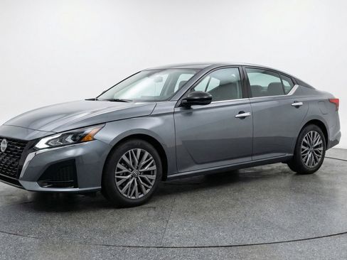 Used 2025 Nissan Altima 2.5 SV FWD image 3