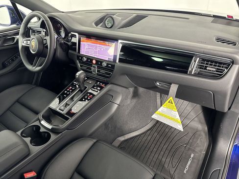 Certified 2025 Porsche Macan image 31