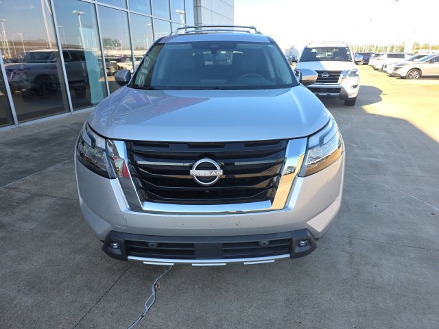 Used 2022 Nissan Pathfinder Platinum w/ Lighting Package (N92) FWD image 4