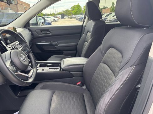 Used 2025 Nissan Pathfinder SV FWD image 27