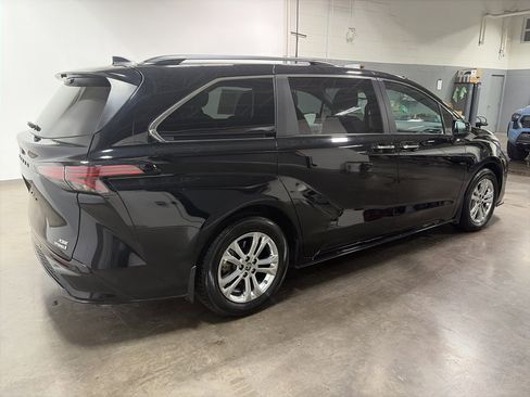 Used 2023 Toyota Sienna XSE w/ XSE Plus Package image 3