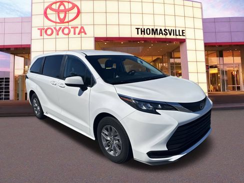 Used 2024 Toyota Sienna LE image 3