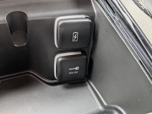 New 2026 Chrysler Pacifica Limited w/ Uconnect Theater Family Group image 21