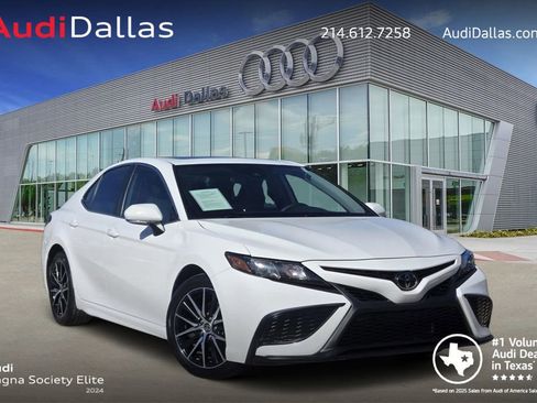 Used 2021 Toyota Camry SE image 1