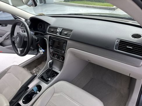 Used 2014 Volkswagen Passat 1.8T SE FWD image 32
