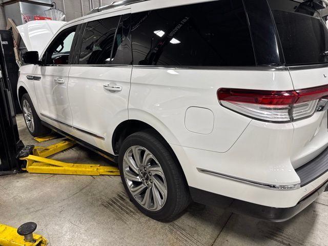 Used 2024 Lincoln Navigator Premiere AWD/4WD image 6