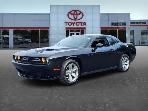 Used 2021 Dodge Challenger SXT image 1