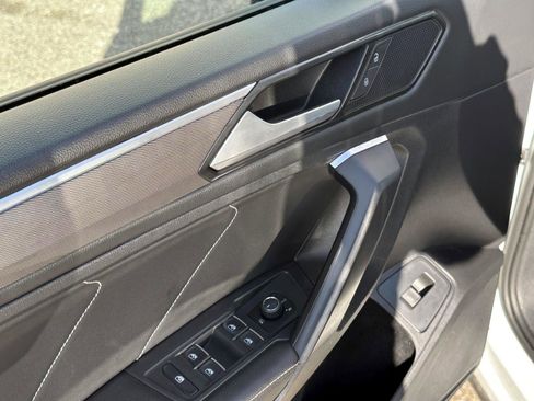 Used 2022 Volkswagen Tiguan SE R-Line image 17