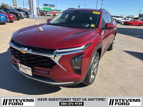 Used 2025 Chevrolet Trax LT w/ LT Convenience Package image 5