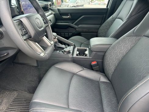 Used 2025 Toyota Tacoma Limited AWD/4WD image 11