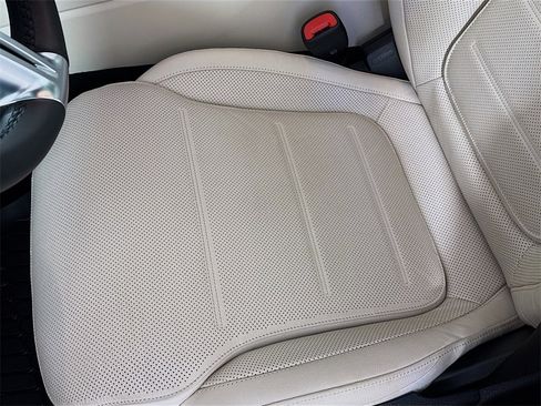 Used 2025 Mercedes-Benz C 300 4MATIC Sedan image 20