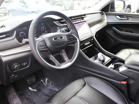 Used 2023 Jeep Grand Cherokee Limited AWD/4WD image 3