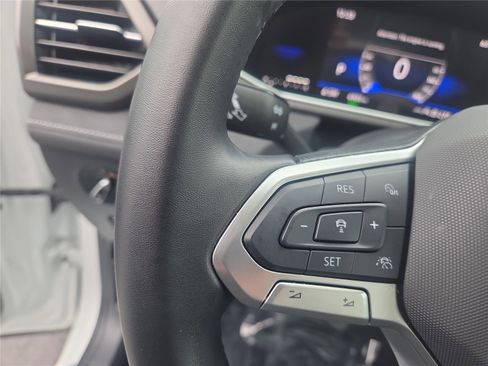 Certified 2025 Volkswagen Taos SE image 16