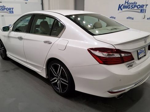 Used 2017 Honda Accord Touring image 6