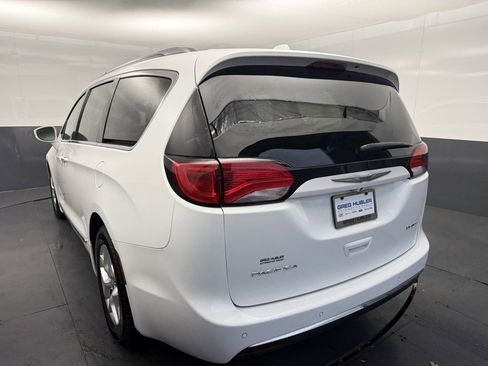 Used 2020 Chrysler Pacifica Limited w/ 8-pass Seating Package image 2