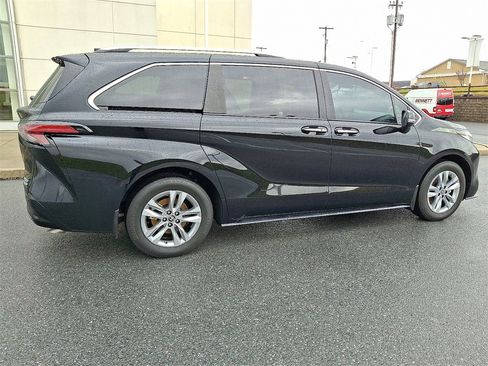 Certified 2024 Toyota Sienna Limited image 11