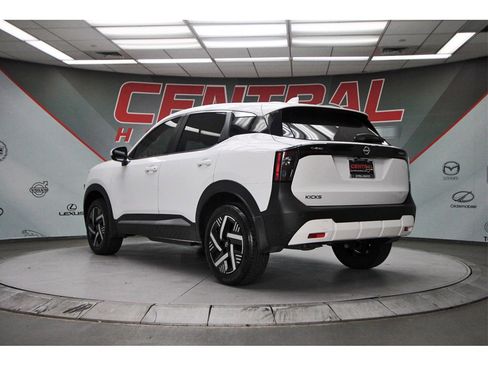 Used 2025 Nissan Kicks SV image 4