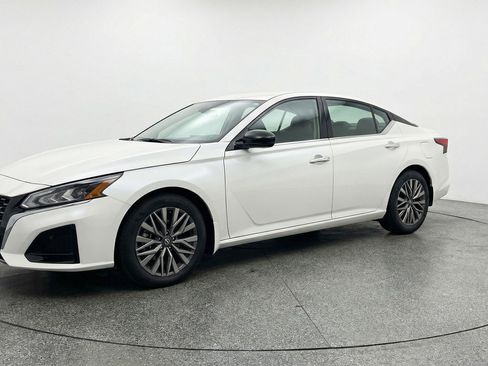 Used 2025 Nissan Altima 2.5 SV FWD image 3