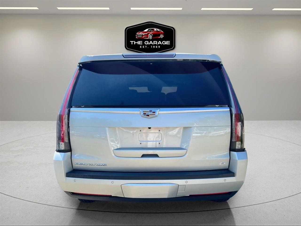 Used 2015 Cadillac Escalade Platinum AWD/4WD image 3