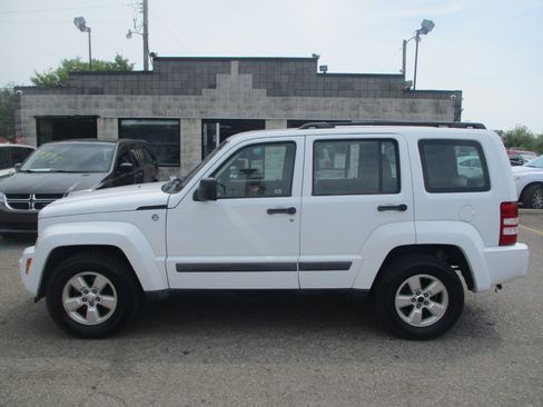 Used 2012 Jeep Liberty Sport image 4