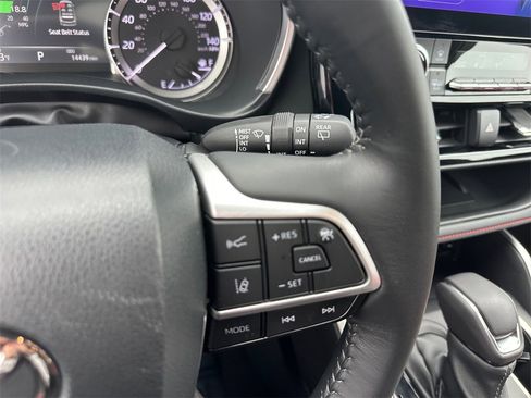 Used 2023 Toyota Highlander XSE image 25