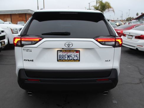 Used 2020 Toyota RAV4 XLE Premium image 6