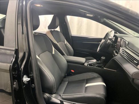 Used 2025 Toyota Camry SE image 11