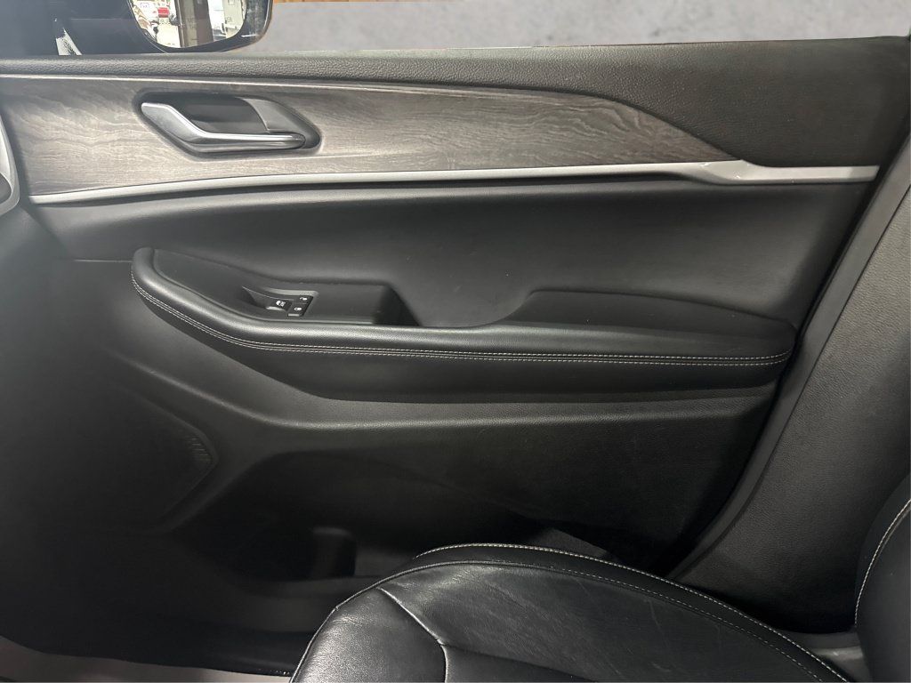 Used 2023 Jeep Grand Cherokee Limited AWD/4WD image 26