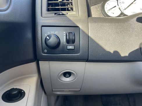 Used 2006 Chrysler 300 C w/ Protection Group II image 42