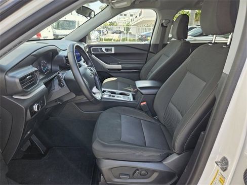 Used 2023 Ford Explorer XLT image 4
