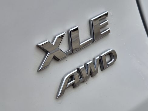 Used 2022 Toyota RAV4 XLE AWD/4WD image 32