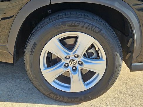 Used 2023 Toyota Highlander LE FWD image 24