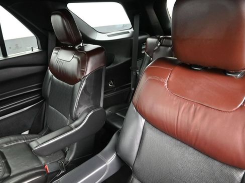 Used 2020 Ford Explorer Platinum w/ Premium Technology Package AWD/4WD image 19