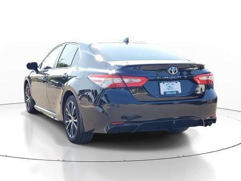 Used 2020 Toyota Camry SE FWD image 3