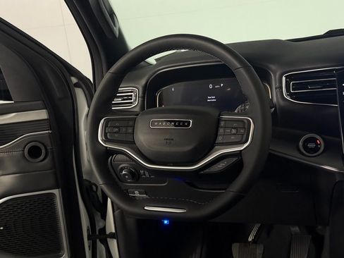 Used 2025 Jeep Wagoneer 4WD image 14