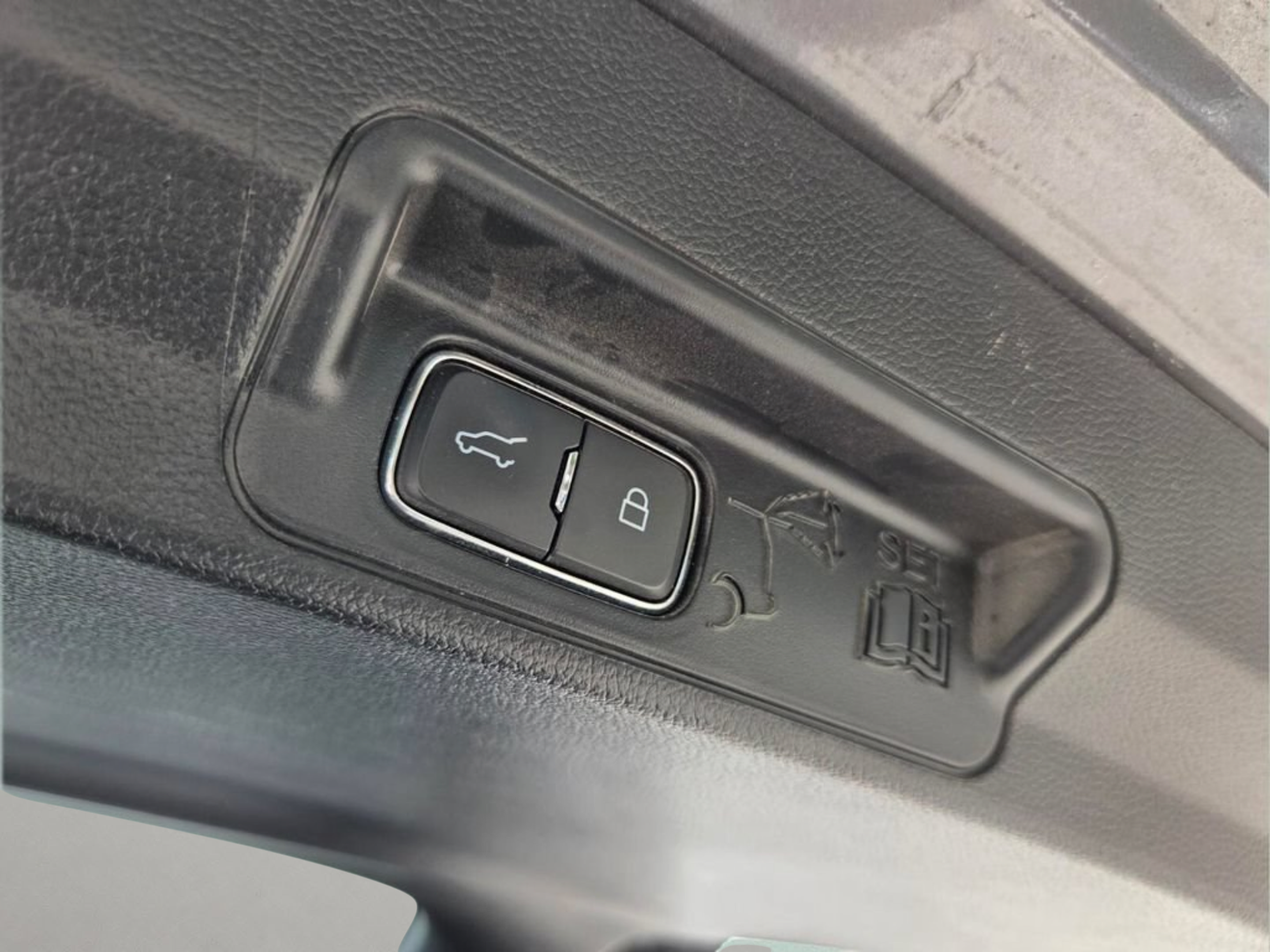Used 2021 Ford Explorer Limited w/ Hybrid Equipment Group 310A RWD image 16