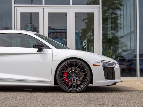 Used 2018 Audi R8 V10 w/ Premium Package RWD image 5