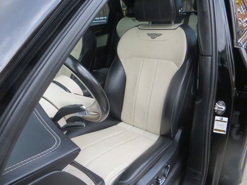 Used 2018 Bentley Bentayga image 23
