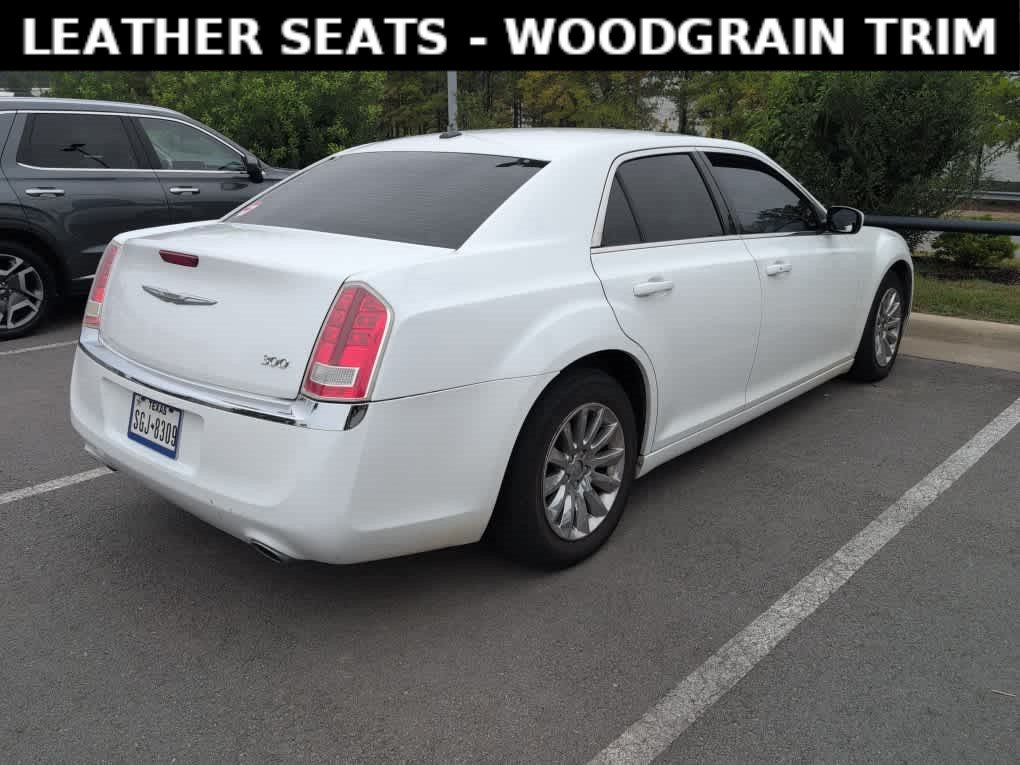 Used 2014 Chrysler 300 RWD image 3