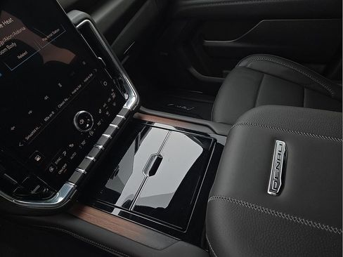 Used 2025 GMC Yukon XL Denali w/ Denali Reserve Package image 20