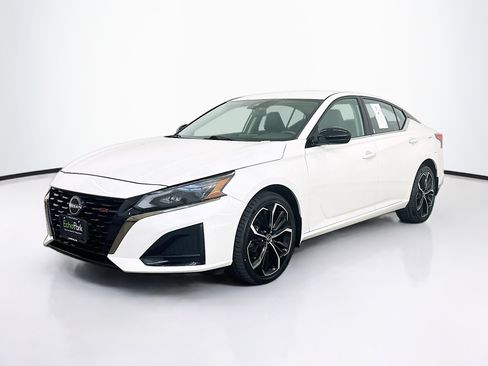 Used 2024 Nissan Altima 2.5 SR AWD/4WD image 3