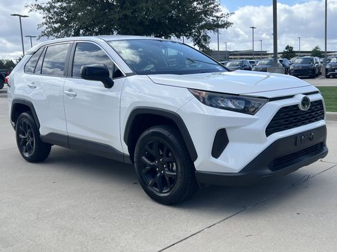 Used 2022 Toyota RAV4 LE FWD image 2